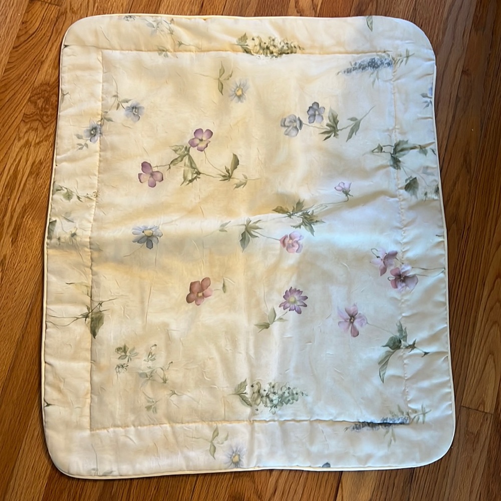 2 flowered pillow shams, no stains or tears, light yellow, pack of 2